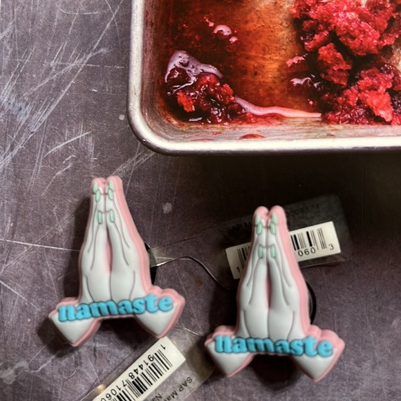 🧘🏼‍♀️ 🙏🏼 • 🐊• CROCS • 🐊🙏🏻🧘🏼‍♀️ NAMASTE 🙏🏻 - Picture 1 of 3